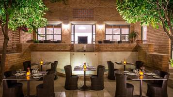 3 restaurantes; se sirven comidas y cenas
