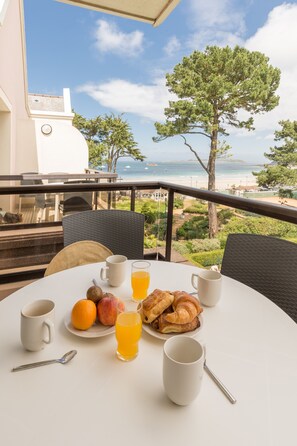 Apartment, 1 Schlafzimmer, Balkon, Meerblick | Essbereich im Zimmer