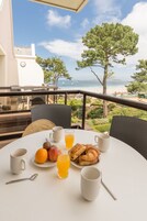 Apartamento, 1 habitación, balcón, vistas al mar | Servicio de comidas en la habitación