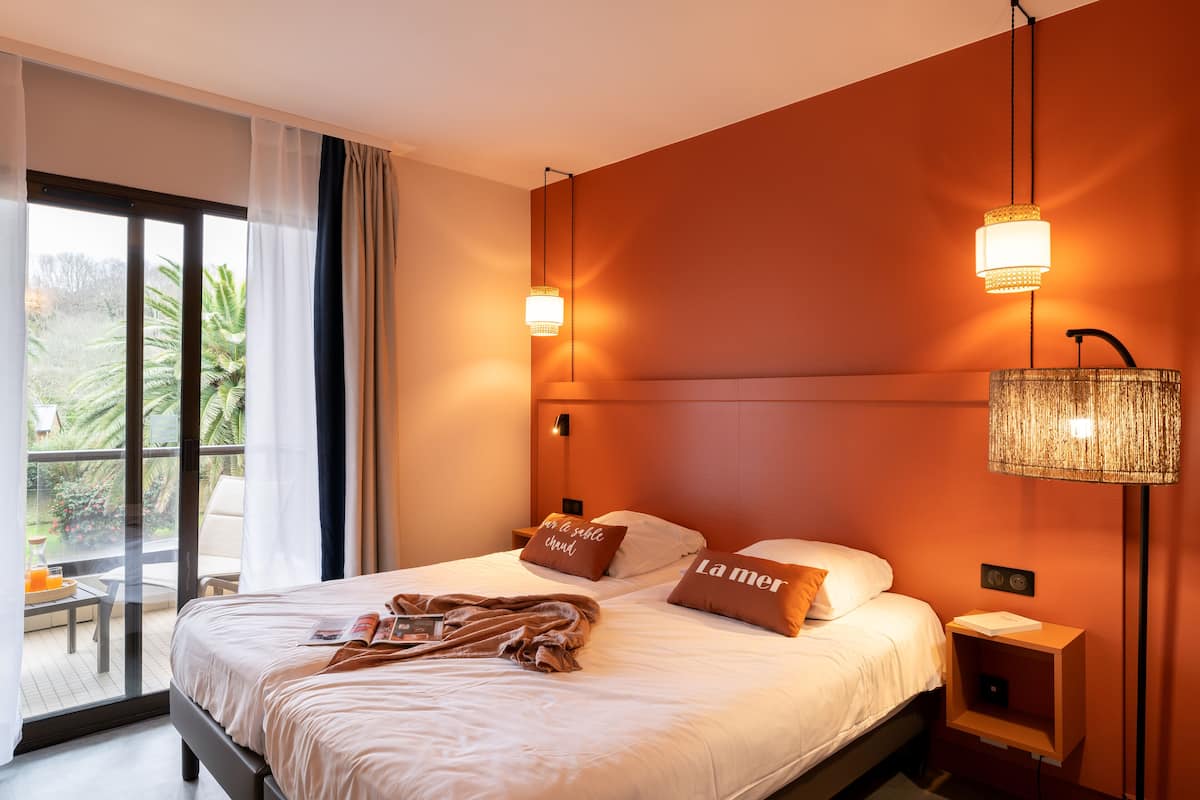 Blackout drapes, iron/ironing board, cribs/infant beds, free WiFi