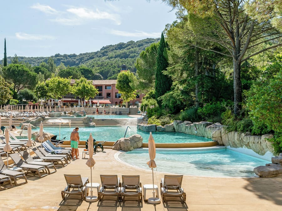 3 piscinas externas, espreguiçadeiras