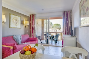 Appartement 4 personnes - 1 chambre - Terrasse ou balcon | Coin séjour | Télévision à écran plat, table de tennis de table