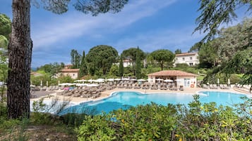 3 outdoor pools, sun loungers