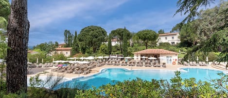 3 outdoor pools, pool loungers