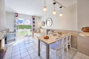 Maison 6 personnes-1 chambre + 1 coin nuit-Duplex-Cheminée-Terrasse-Rénové | Living area | TV - Pierre & Vacances Résidence Port Guillaume (Dives-sur-Mer)