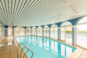 Piscine couverte, piscine extérieure (ouverte en saison)