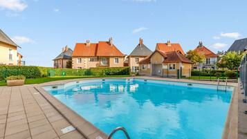 Indoor pool, seasonal outdoor pool, pool loungers