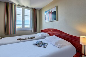 Muebles diferentes, tabla de planchar con plancha, cunas y wifi gratis 