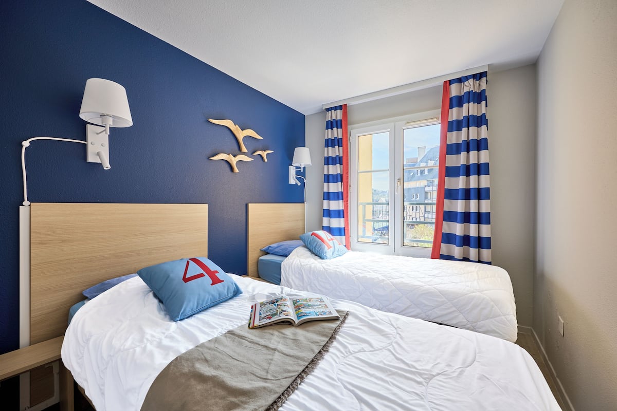 Apartamento 6 personas - 1 habitación + 1 rincón noche - Dúplex - Balcón - Renovado | 1 habitación, muebles diferentes, tabla de planchar con plancha y cunas