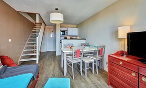 Apartment 6 people - 1 bedroom + 1 sleeping area - Duplex - Balcony | Living area | TV