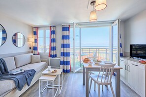 1 habitación, muebles diferentes, tabla de planchar con plancha y cunas 