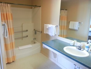 Kombinert dusj/badekar, toalettartikler (inkludert) og hårføner