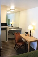 Standard Δίκλινο Δωμάτιο (Double), 2 Διπλά Κρεβάτια | Γραφείο, κουρτίνες συσκότισης, σίδερο/σιδερώστρα, δωρεάν Wi-Fi 