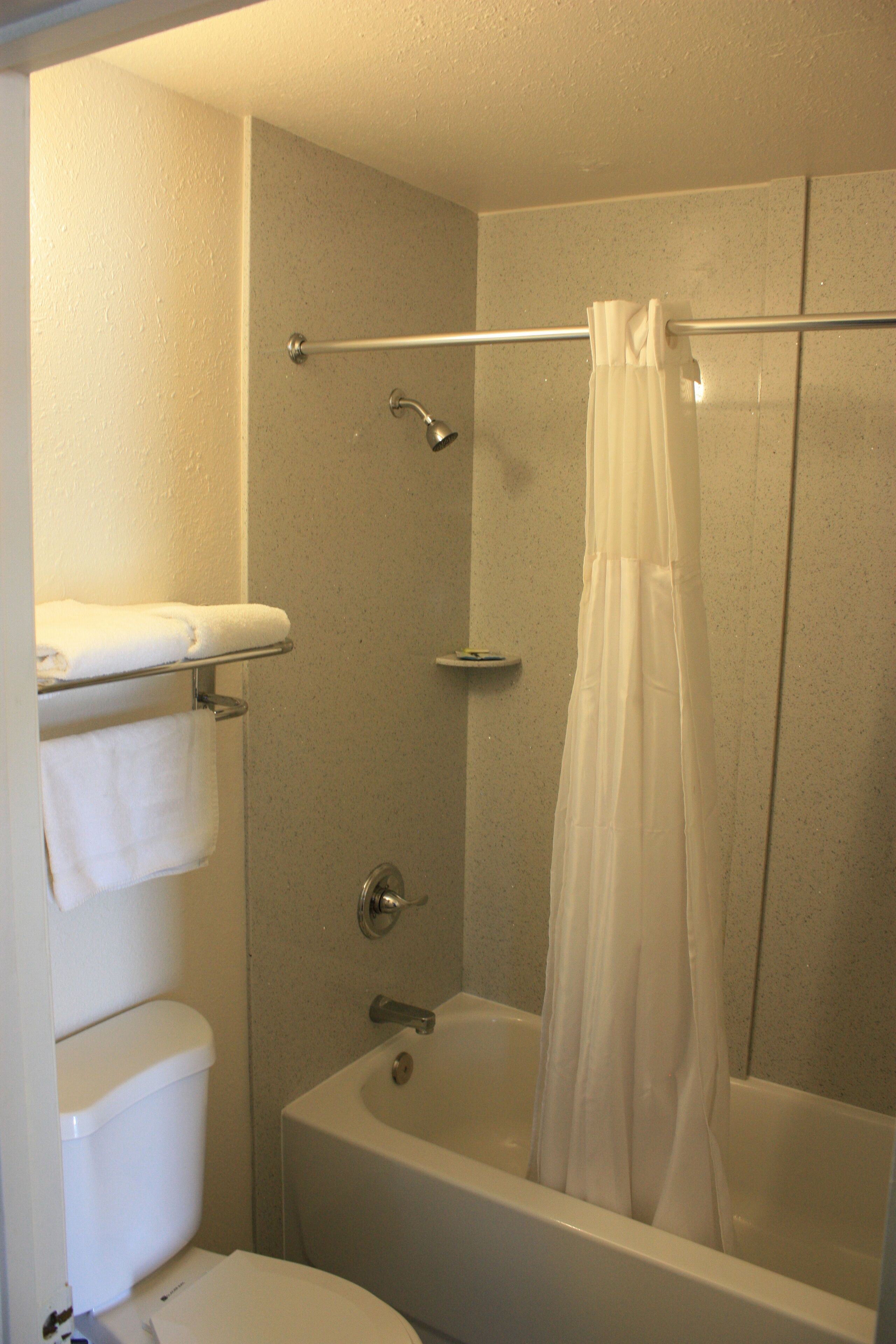 Standard Double Room, 2 Double Beds | Bathroom