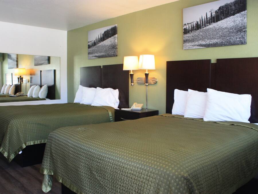 Habitació doble estàndard, 2 llits dobles | Escriptori, cortines opaques, planxa i posts de planxar i wifi gratuïta