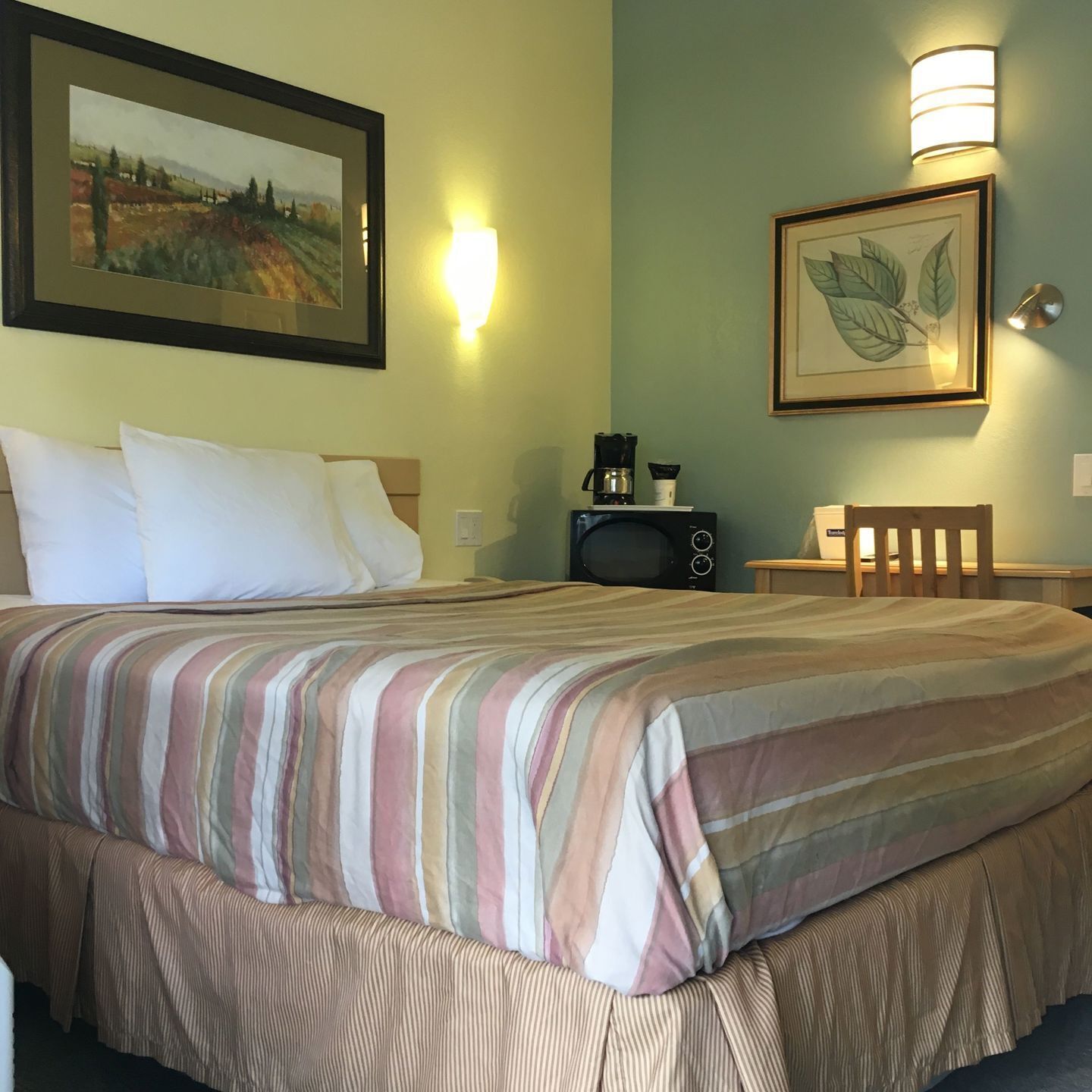 Escritorio, tabla de planchar con plancha, wifi gratis y ropa de cama 