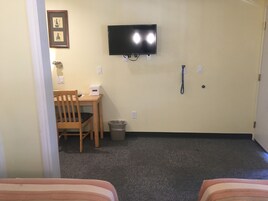 Habitación, 2 camas dobles, no fumadores | Escritorio, tabla de planchar con plancha, wifi gratis y ropa de cama