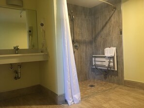 Combined shower/bathtub, free toiletries, hair dryer, towels