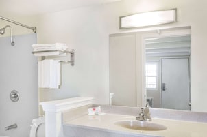 Bañera con ducha, artículos de tocador gratuitos, secador de pelo