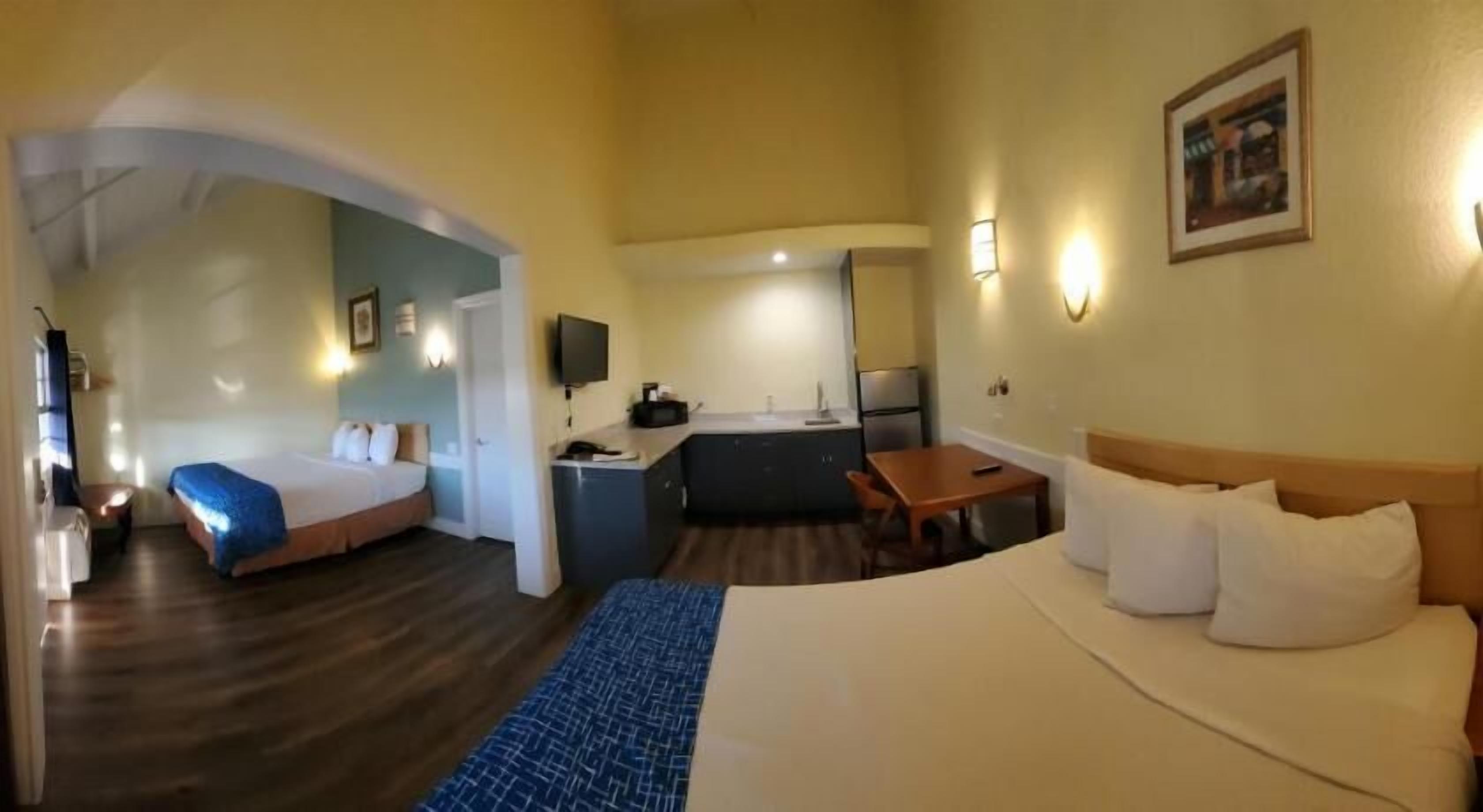 Escritorio, tabla de planchar con plancha, wifi gratis y ropa de cama 