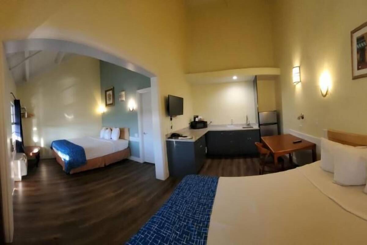 Escritorio, tabla de planchar con plancha, wifi gratis y ropa de cama