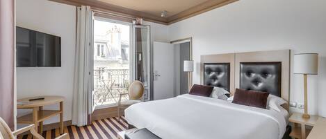 Suite familiale, salle de bain privée | Literie de qualité, lit avec matelas à plateau-coussin, minibar