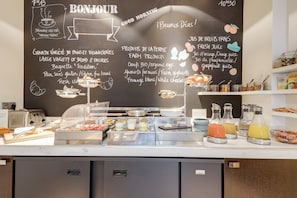 Daily buffet breakfast for a fee - Hotel Duret (Paris)