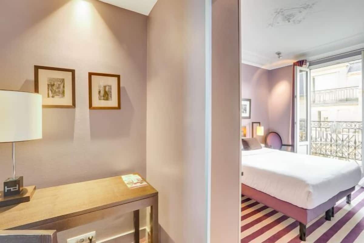 Ropa de cama de alta calidad, camas con pillow-top y minibar