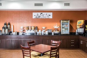 Free buffet breakfast - Sleep Inn & Suites Oklahoma City North (Oklahoma City)