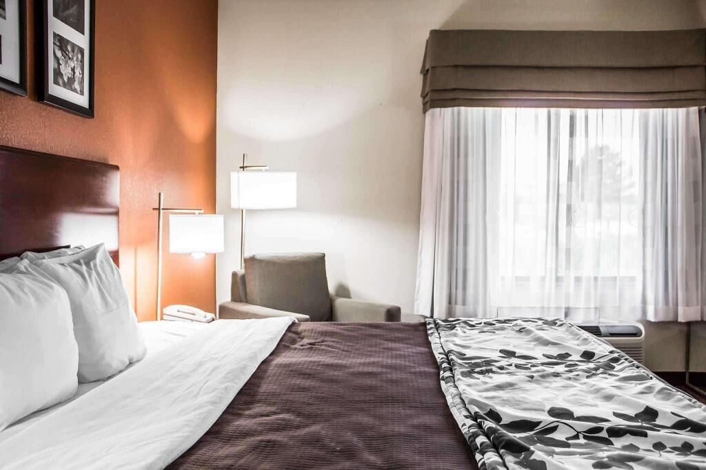 Escritorio, tabla de planchar con plancha, camas extra y wifi 