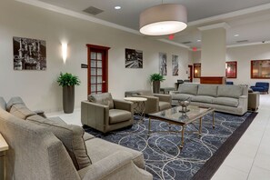 Lobby - DoubleTree by Hilton St. Louis Forest Park (St. Louis)
