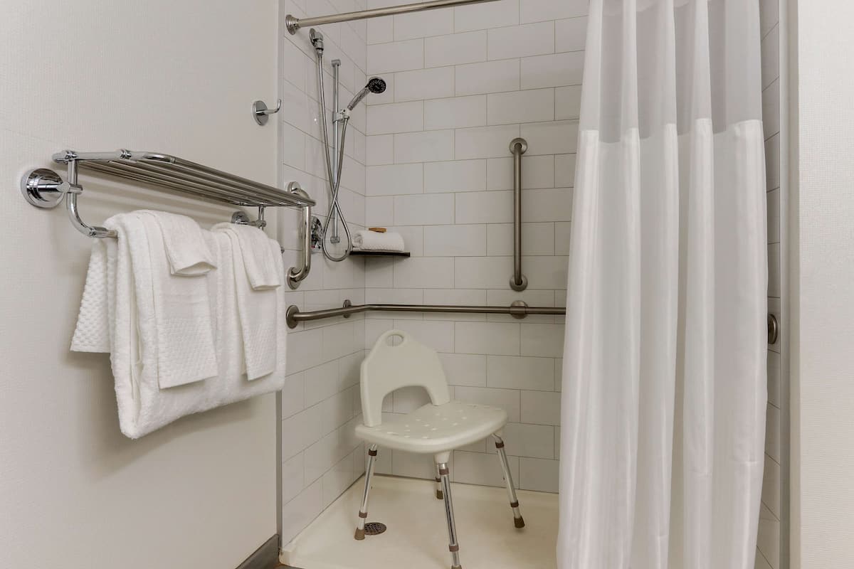 Bañera con ducha, artículos de tocador gratuitos, secador de pelo
