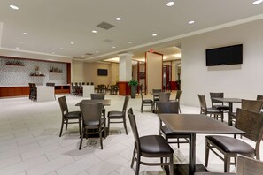 Lunch and dinner served - DoubleTree by Hilton St. Louis Forest Park (St. Louis)