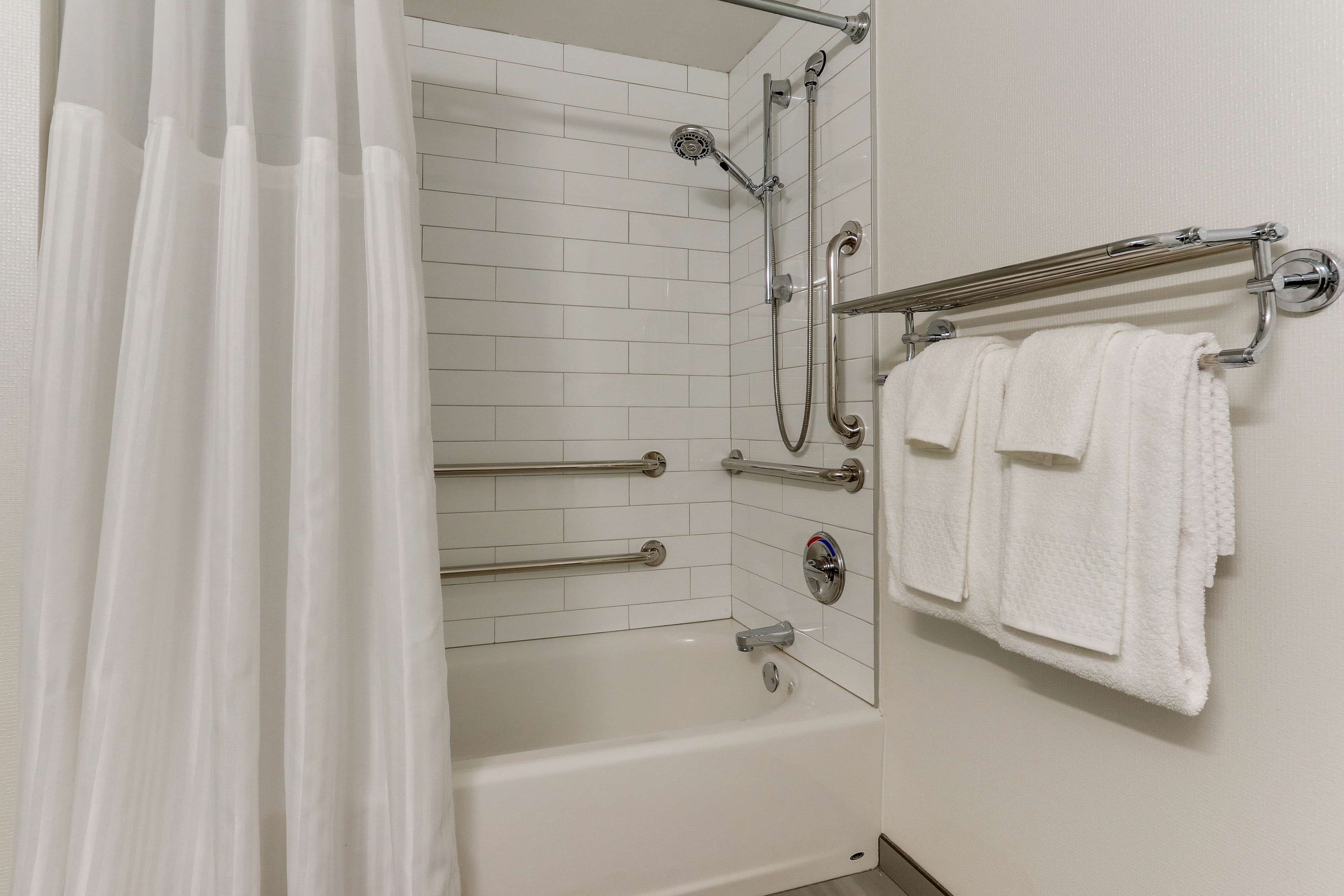 room, 1 king bed, accessible (roll-in shower) | bathroom | combined shower/bathtub, free toiletries, hair dryer, towels