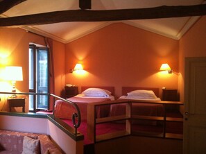 Superior Double Room | Minibar, in-room safe, individually furnished, free WiFi - Hotel Gattapone (Spoleto)