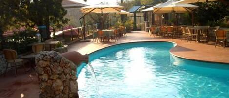 Sesongbasert utendørsbasseng og solsenger