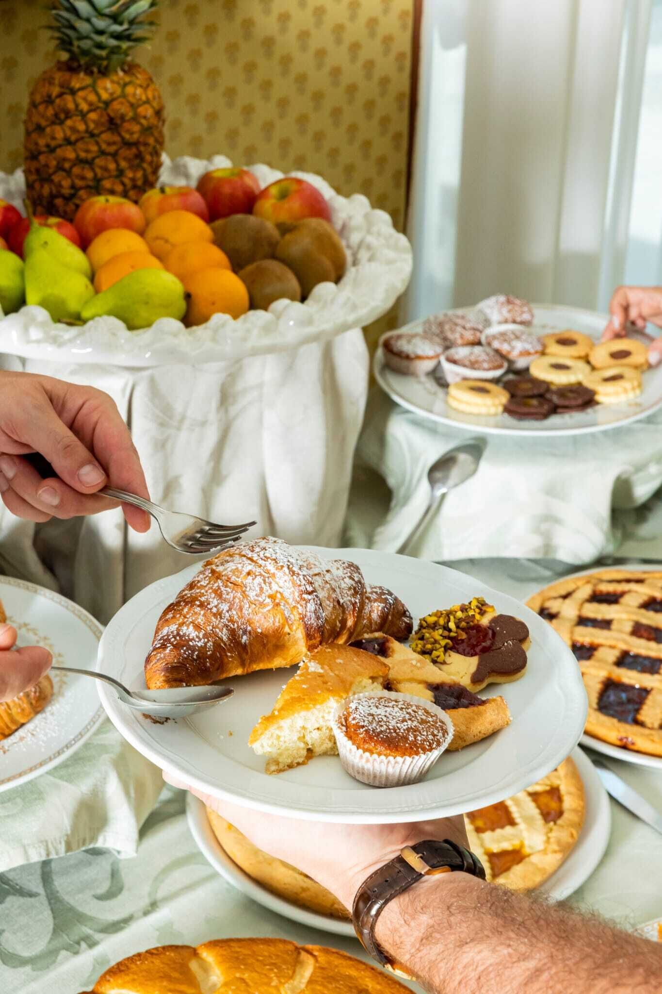 Ein Tisch mit verschiedenen Backwaren, Früchten und einem Kuchen.