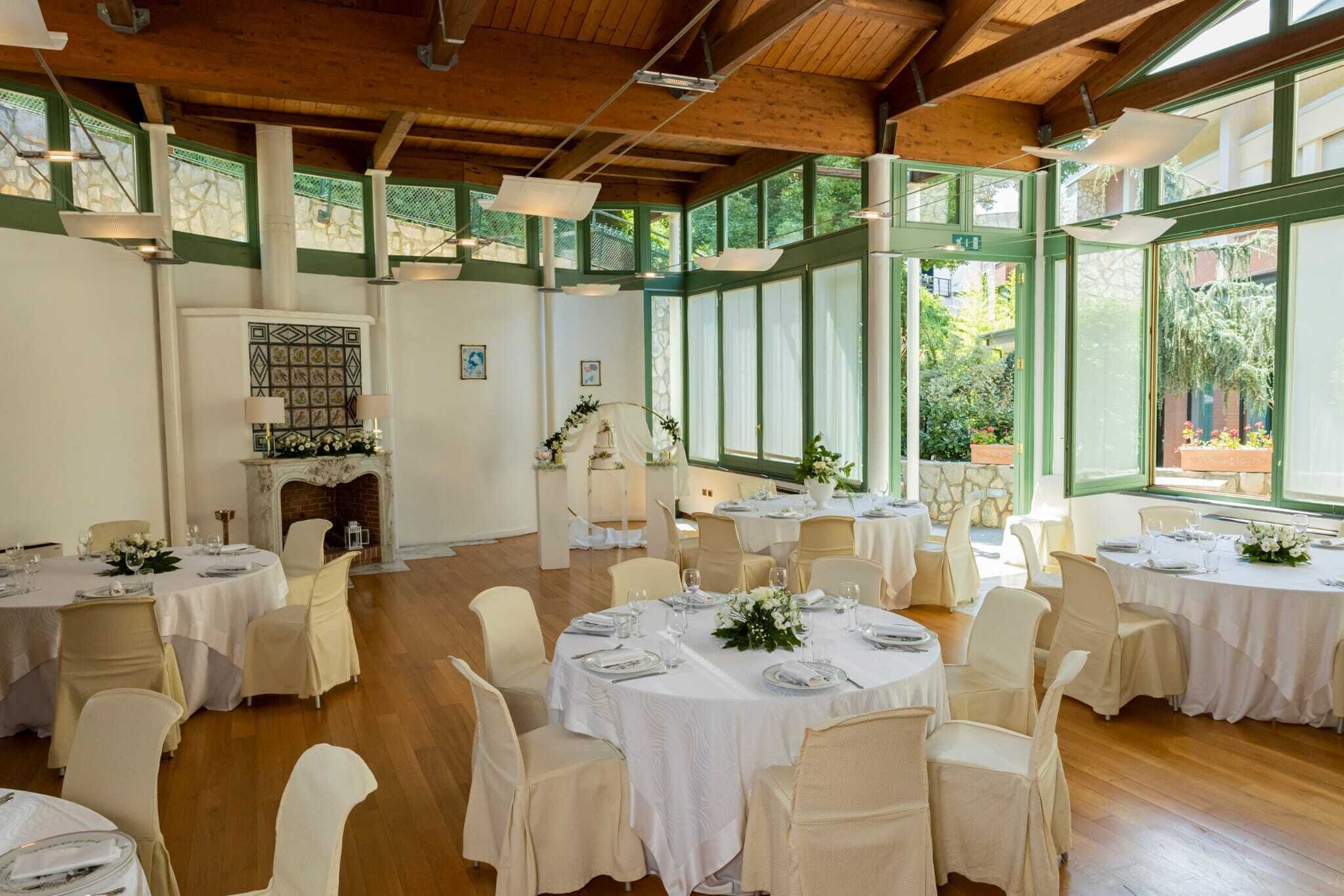 3 restaurants, breakfast, lunch, dinner served; local cuisine 