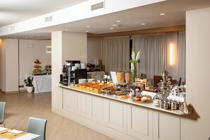 Daily buffet breakfast for a fee