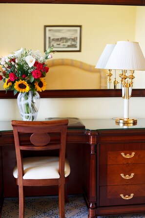 Minibar, in-room safe, desk, blackout curtains - Johanna Park Hotel (Sorrento)