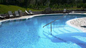 Piscina all'aperto, ombrelloni da piscina, lettini