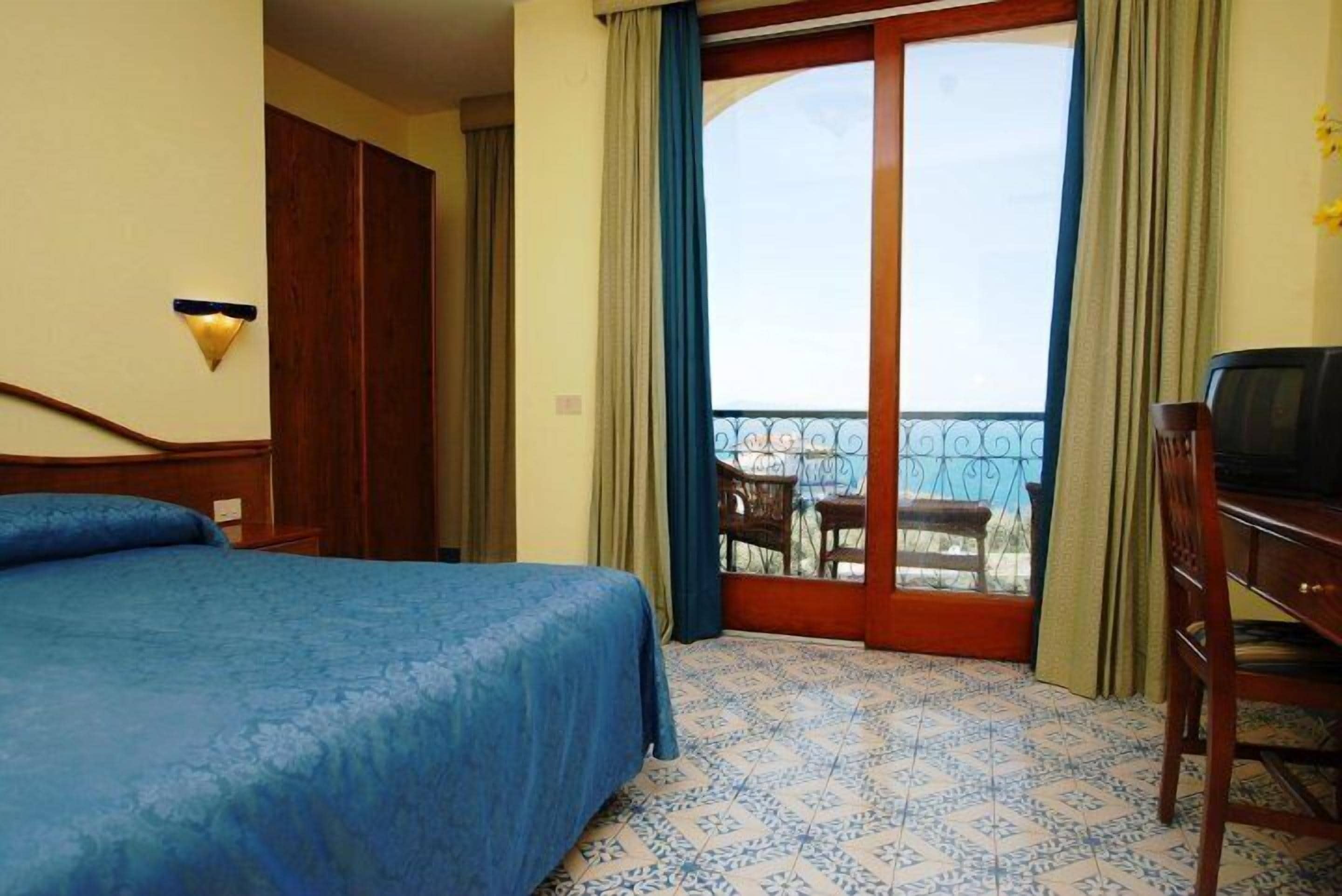 1 bedroom, minibar, in-room safe, desk