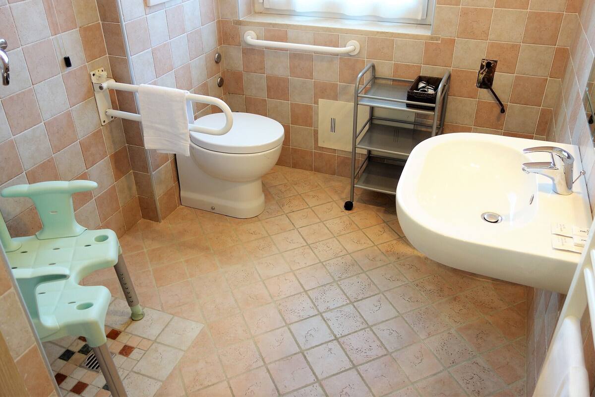 comfort triple room, 1 bedroom, accessible | bathroom | hair dryer, bathrobes, bidet, towels