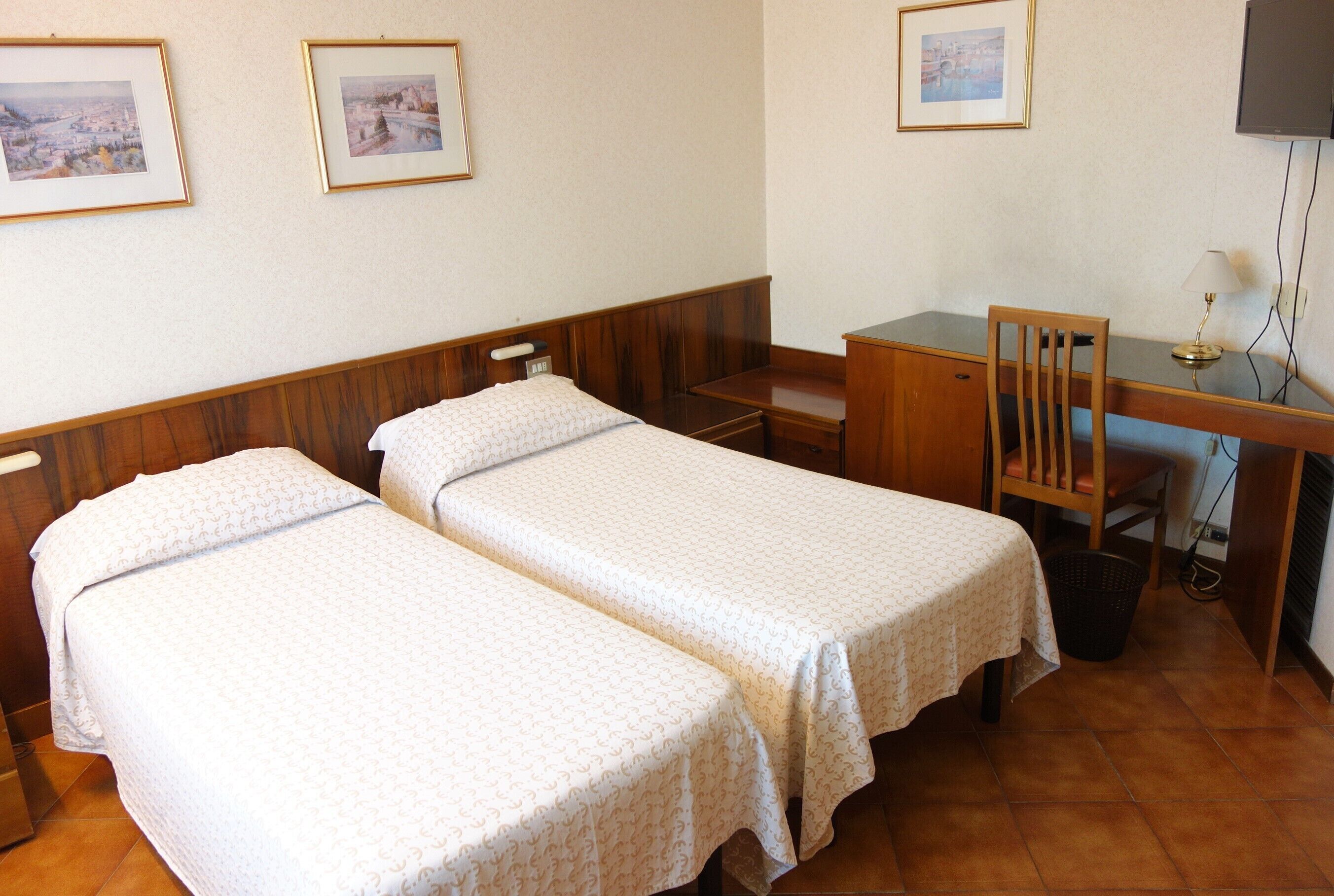 セーフティボックス (室内)、デスク、WiFi (無料)、ベッドシーツ