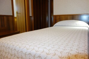 In-room safe, desk, free WiFi, bed sheets - Euromotel Croce Bianca (Verona)