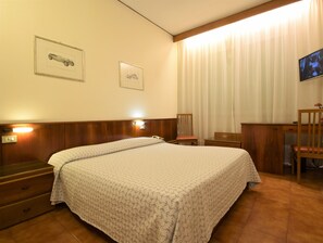 Zimmersafe, Schreibtisch, kostenloses WLAN, Bettwäsche