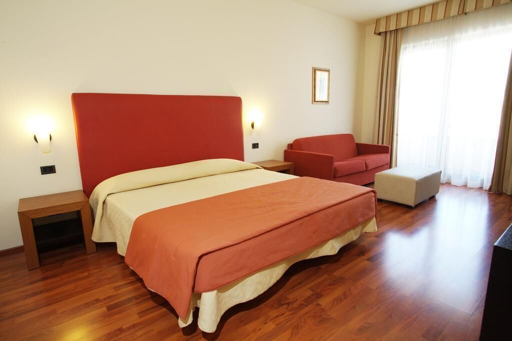 1 dormitorio, caja fuerte, escritorio y cortinas opacas