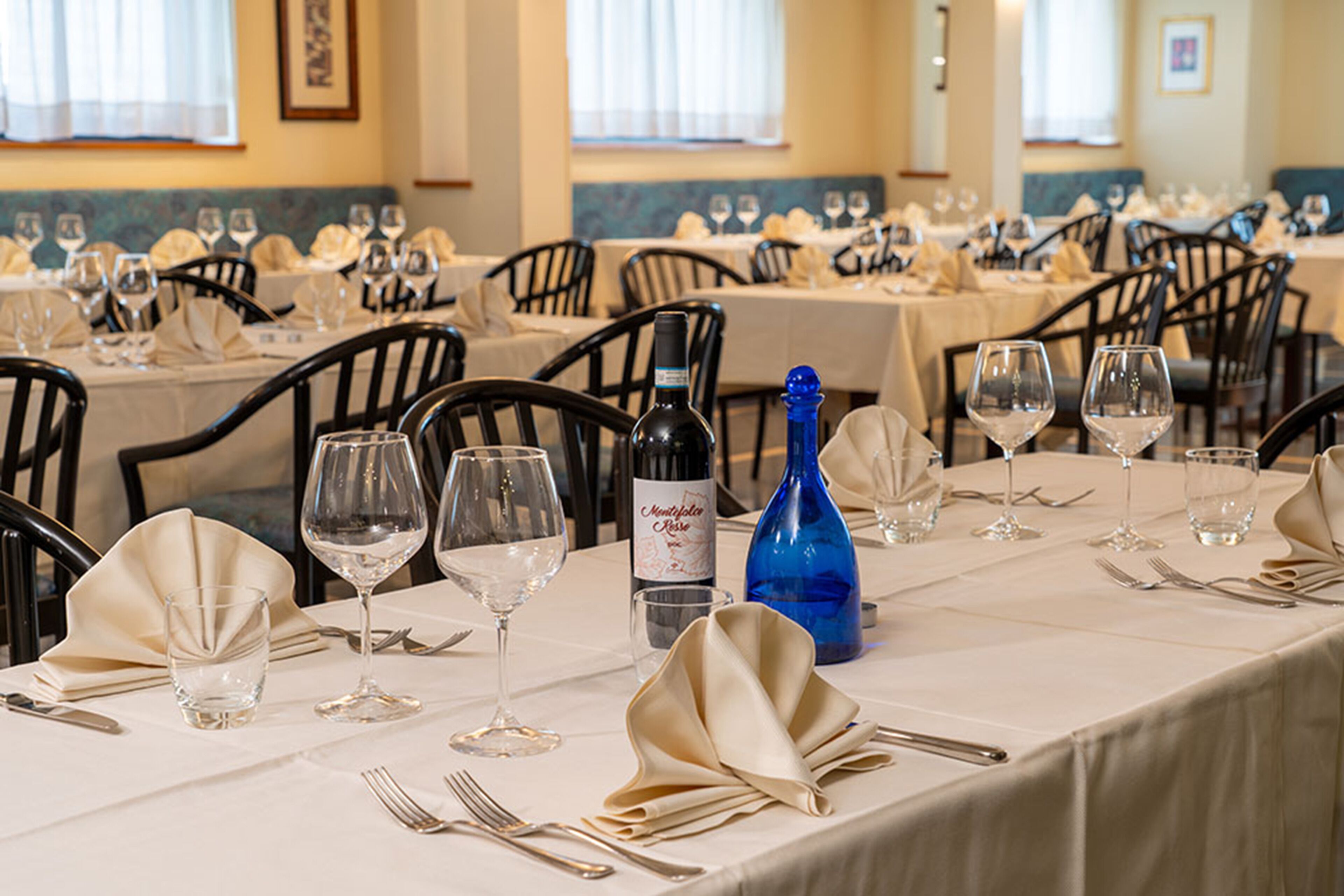 lunch, dinner, brunch served; al fresco dining