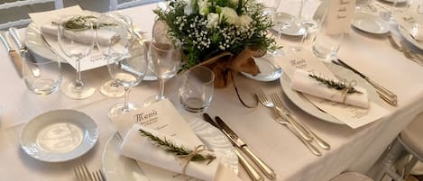 Lunch, dinner, brunch served; al fresco dining