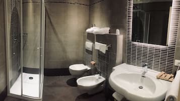 Articles de tocador gratuïts, assecador de cabells, bidet i tovalloles